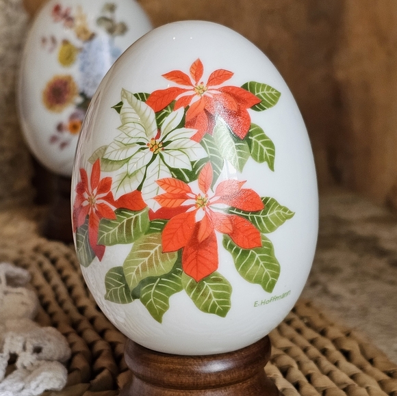 80's Hoffman Avon Porcelain Eggs With Wooden Stands, Seasons Set of 4 - Picture 4 of 11